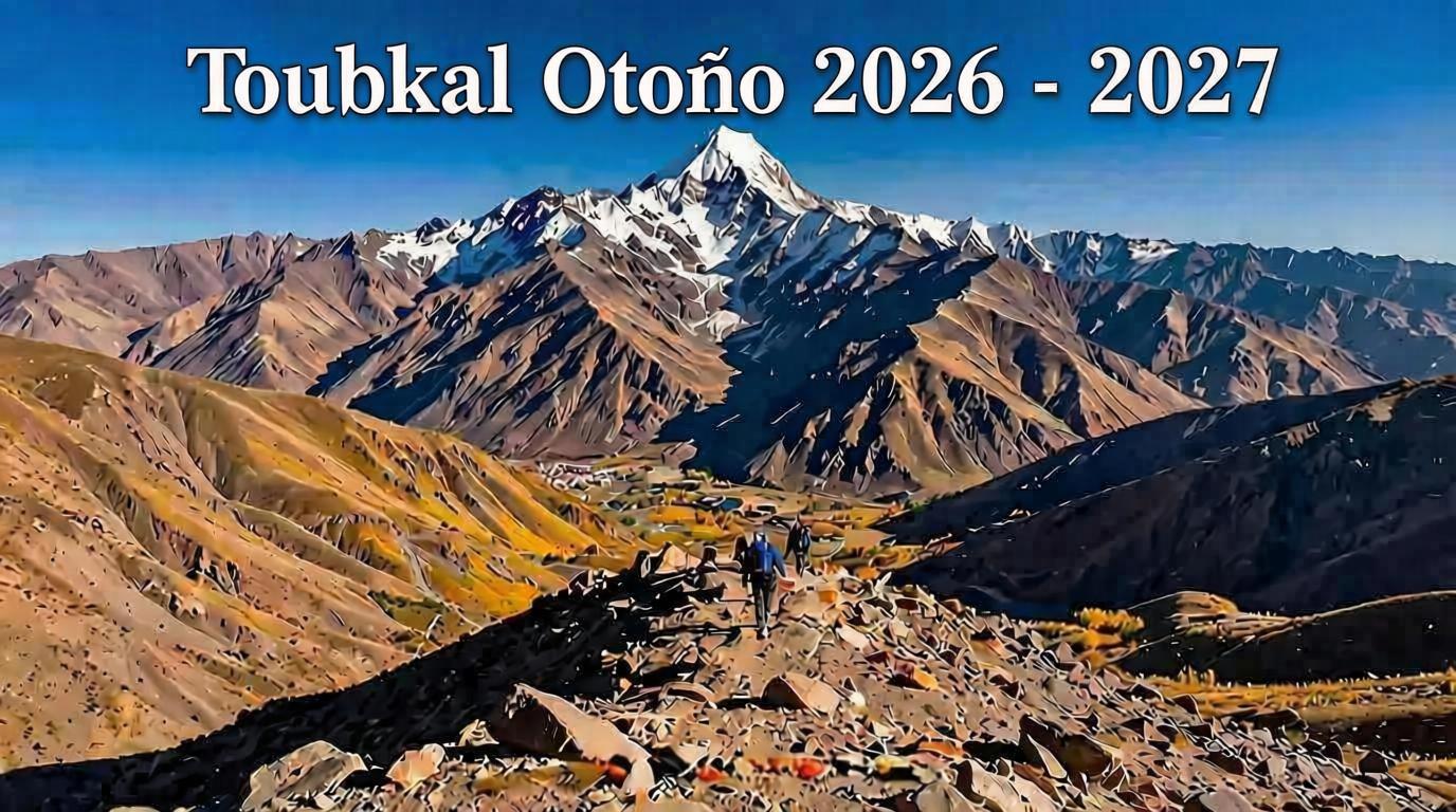 Trekking Toubkal octubre 2026 - Vista panorámica del Monte Toubkal 4167m en Marruecos con valles dorados de otoño y trekkers ascending hacia la cumbre en el Alto Atlas marroquí